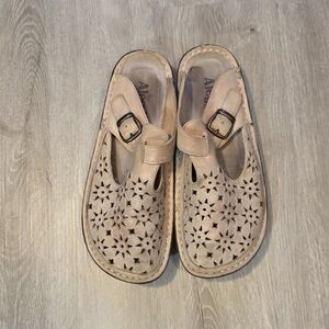 Womens Alegria Beige Floral Cutout Mule - Comfortable Slip-On Size 39 (9)